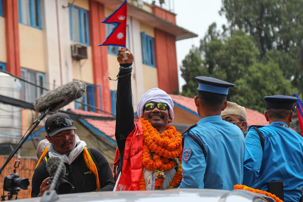 अफगानिस्तानको लडाइँमा दुवै खुट्टा गुमे,  दुर्व्यसनबाट उत्रिएर सगरमाथा उक्लिएका हरिबहादुर